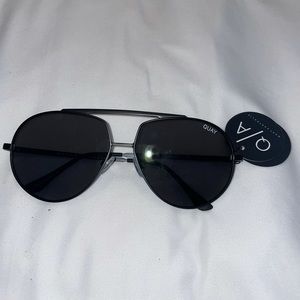 QUAY AUSTRALIA Vivienne Black/Smoke Aviators